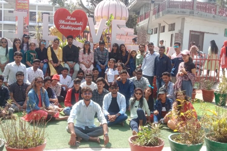 विद्यार्थियों ने किया भूगोल एवं आध्यात्मिकता स्थलों का शैक्षणिक भ्रमण