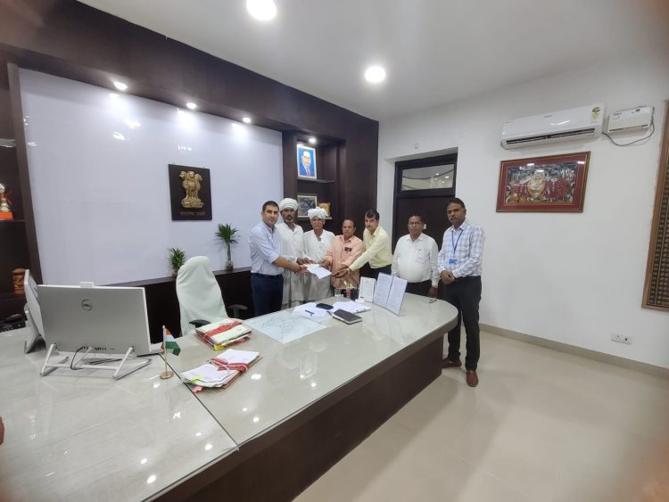 मुख्यमंत्री जन सहभागिता योजना के तहत भगवतगढ़ के ग्रामीणों ने विद्यालय विकास हेतु 78000 रुपये का चैक कलेक्टर को दिया