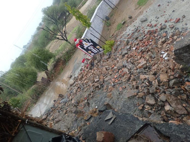 बारिश से मकान गिरा मुआवजे की मांग