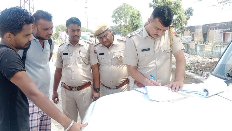 पुलिस ने नाकाबंदी कर 40 वाहनों पर की कार्रवाई काटे चालान