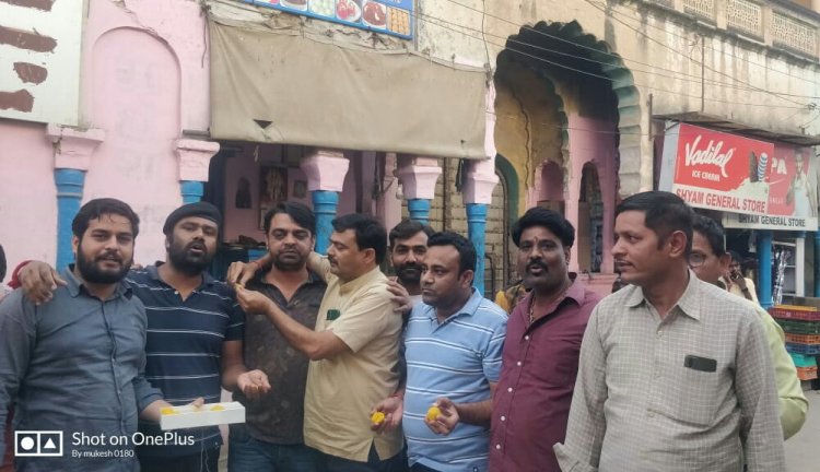 युवाओं ने की आतिशबाजी