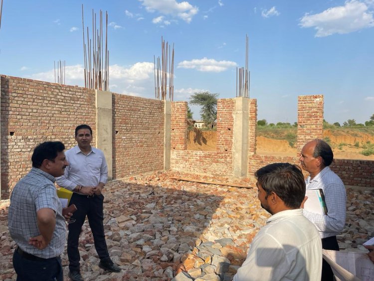 जिला कलक्टर ने मालाखेडा क्षेत्र का दौरा कर निर्माणाधीन भवनों का किया निरीक्षण 