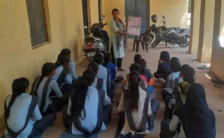 चिकानी ग्राम में हुई किशोरी बालिकाओं की बैठक