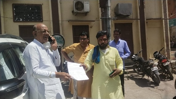 सड़क पर स्पीड ब्रेकर लगाने की मांग, नगर रपालिका अध्य्क्ष को ज्ञापन देकर लगाई गुहा