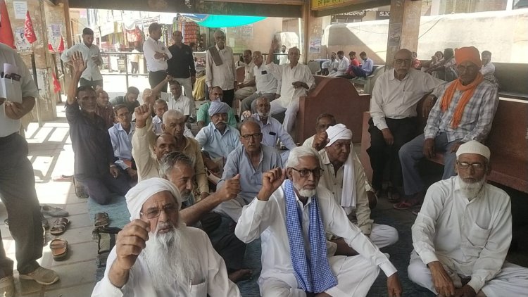रोड़वेज कर्मियों ने मांगों को लेकर बस स्टैंड पर किया विरोध प्रदर्शन