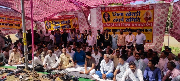 खेतड़ी को जिला बनाने की मांग को लेकर खेतड़ी बाजार रहा बंद।  क्रमिक अनशन 13 वें दिन भी जारी, व्यापारी बैठे क्रमिक अनशन पर।