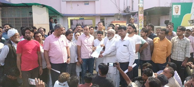 साढ़े छ घंटे बाद एसडीएम की समझाइश पर मामला हुआ शांत