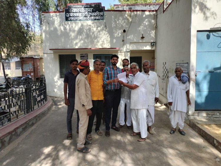 सड़क एवं नाली निर्माण  कार्य बिना क्रॉस के बनाने की मांग तहसीलदार को सौंपा ज्ञापन