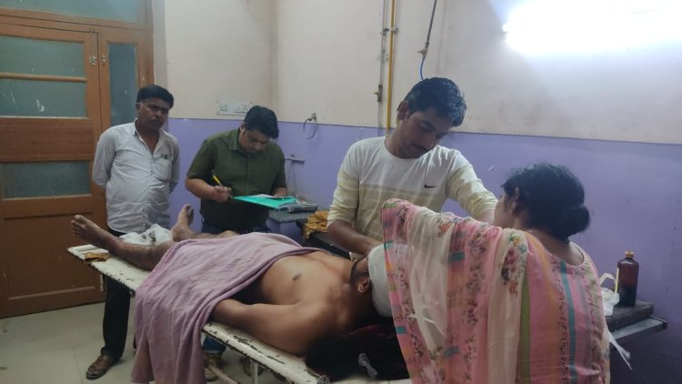 बेरहमी से युवक के साथ की मारपीट, गंभीर घायल युवक को करवाया अस्पताल में भर्ती