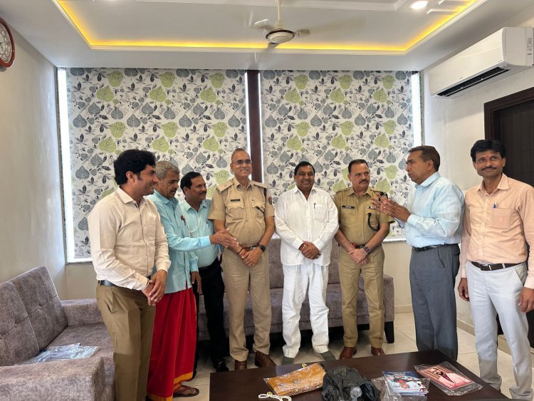 श्रीमित्र भारत समाज संस्थान ने विभिन्न क्षेत्रों में सराहनीय कार्य करने वाले लोगों का किया सम्मान किया।