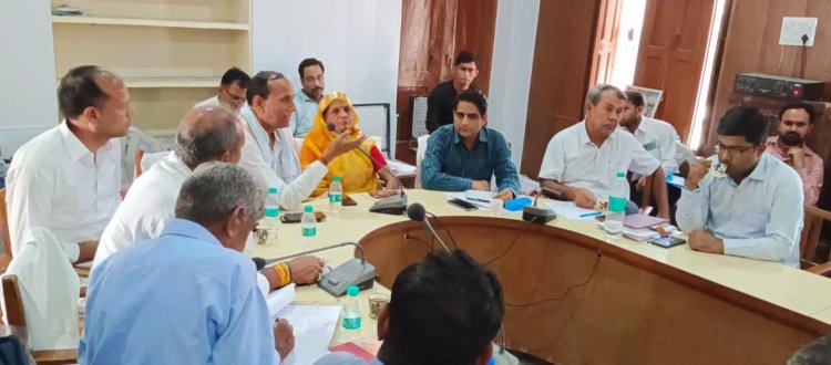 प्रधान की मौजूदगी में पूर्व मंत्री ने ली साधारण सभा की बैठक