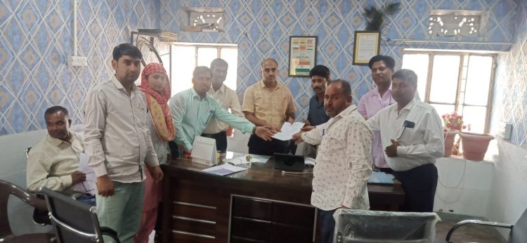 श्रीमाधोपुर में वीडीओ संघ ने किया प्रदर्शन विकास अधिकारी को सौंपा ज्ञापन 21 अप्रैल से आंदोलन की चेतावनी