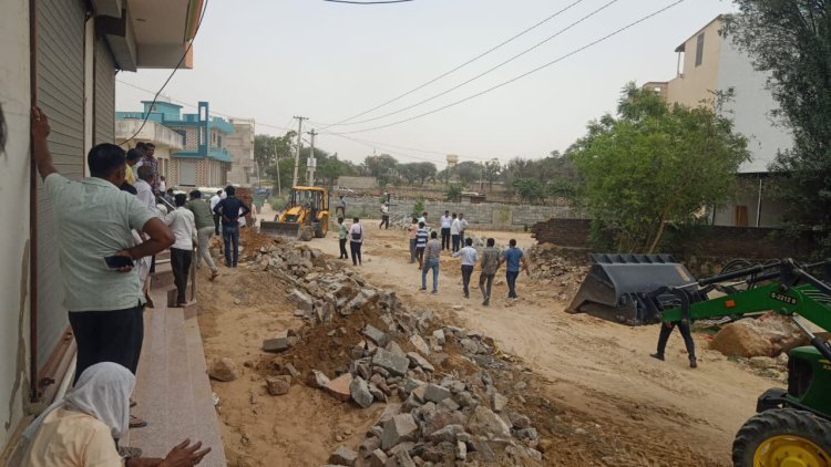 रास्ते में हो रहे अतिक्रमण पर प्रशासन का चला पीला पंजा, पालिका प्रशासन ने रींगस पुलिस जाब्ते के साथ हटाया पक्का अतिक्रमण,