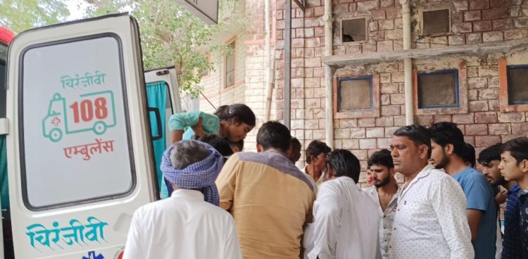 सड़क हादसे में पिता की मौत, तीन बच्चे हुए घायल