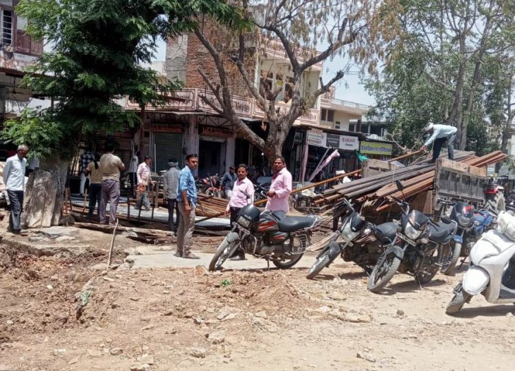 80 फीट सड़क पर आयरन का सामान डालकर किया हुआ था स्थायी अतिक्रमण,