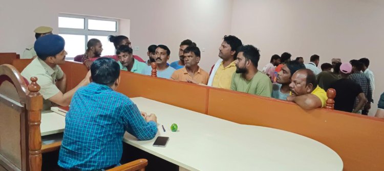 हत्या के आरोपियों को गिरफ्तार करने की मांग, शाम तक नहीं किया अंतिम संस्कार चार आरोपियों को पुलिस ने किया गिरफ्तार 