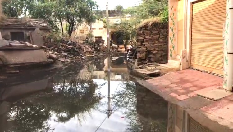 नालियां जाम होने से मोहल्लों में बरसाती पानी का भराव,आमजन परेशान