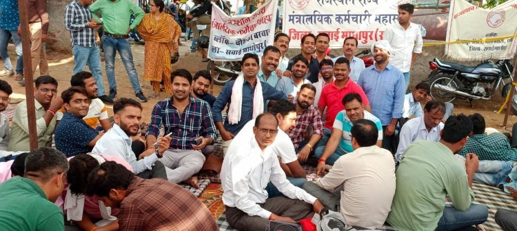 मंत्रालयिक कर्मचारियों का महापड़ाव जारी, मांगो के लिए मुख्यमंत्री के नाम लिखे पोस्टकार्ड