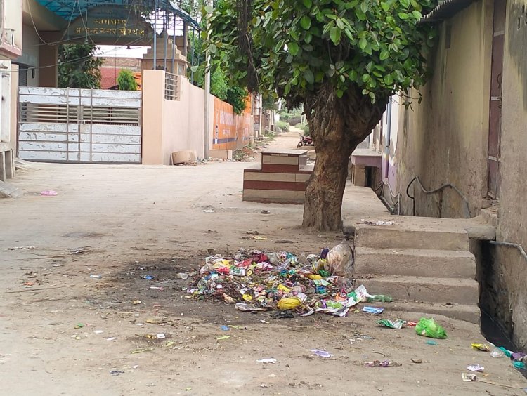 सफाई कर्मियों की हड़ताल खत्म हो जाने के बाद भी जगह - जगह गंदगी के ढेर