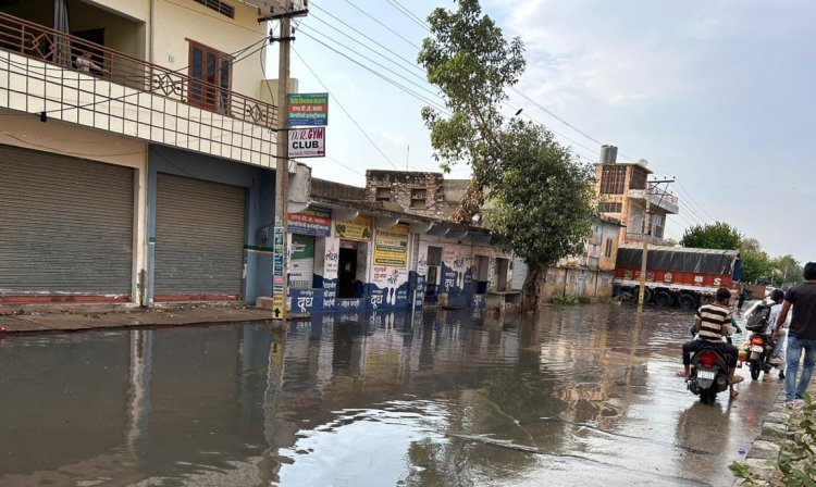 बारिश बनी राहगीरों व दुकानदारों के लिये आफत..