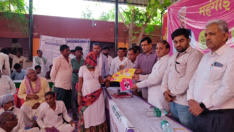हर परिवार के संरक्षक की भूमिका निभा रहे मुख्यमंत्री गहलोत-विधायक शर्मा, आमजन से संवाद कर सुनीं समस्याएं