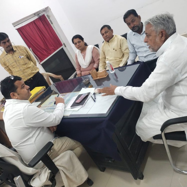 आयुक्त से मिले खान व चौहान, शहर के विकास पर किया विचार मंथन