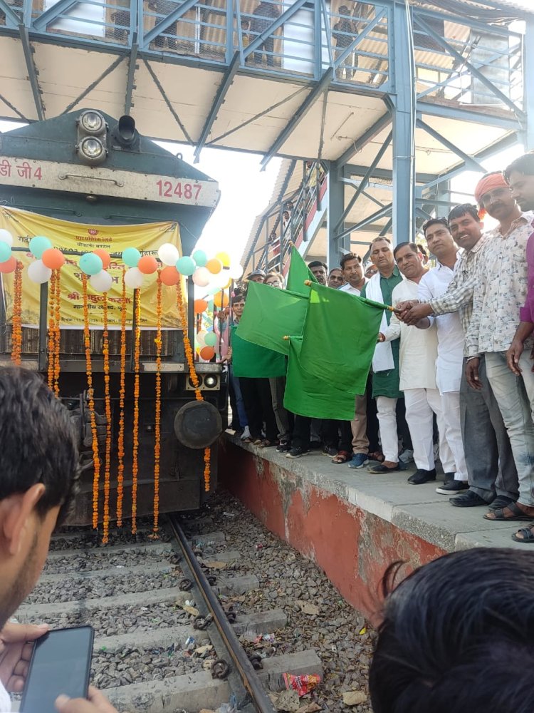 जयपुर-लोहारू पैसेन्जर ट्रेन के भठिण्डा तक विस्तार होने पर सांसद राहुल कस्वां ने हरी झंडी दिखाकर किया रवाना
