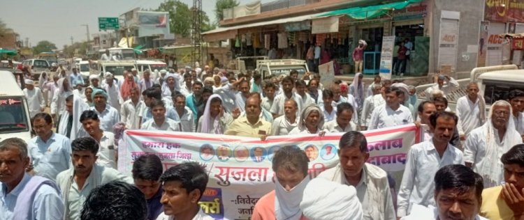 गांव कातर में सैंकड़ों लोगों ने दी गिरफ्तारियां