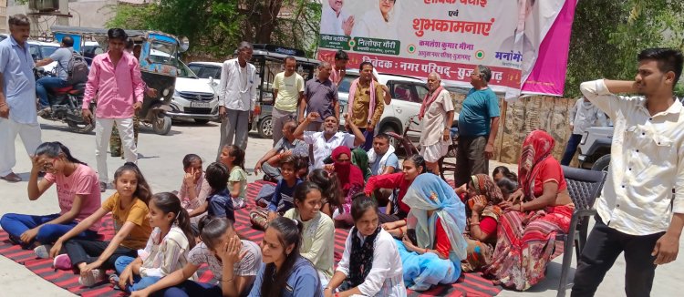 सड़क पर सांकेतिक धरना देकर सौंपा ज्ञापन 