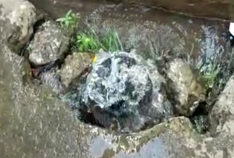 लापरवाही:कहीं व्यर्थ  बह रहा पानी तो कहीं बून्द-बून्द को तरस रहे  लोग