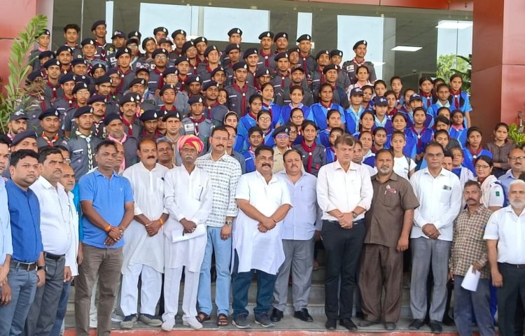 जिला कलक्टर ने दिलाई राष्ट्रीय आतंकवाद विरोधी दिवस के अवसर पर शपथ 