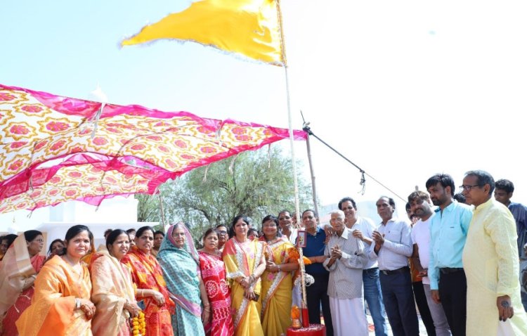 ध्वजारोहण के साथ शुरू हुआ चार दिवसीय वेदी प्रतिष्ठा महोत्सव 