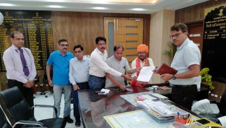नगर परिषद द्वारा की गई तानाशाही जैसी कार्रवाई के विरोध में समाजसेवियों ने कलेक्टर को सौंपा ज्ञापन - आयुक्त व कर्मचारियों को निलंबित किए जाने की रखी मांग