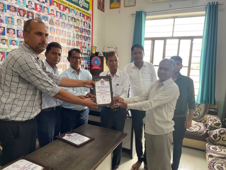 भारतीय सिविल सेवा में चयनित गणपत यादव एवं पंकज वर्मा का विनायक क्लासेज में शानदार स्वागत एवं अभिनंदन किया