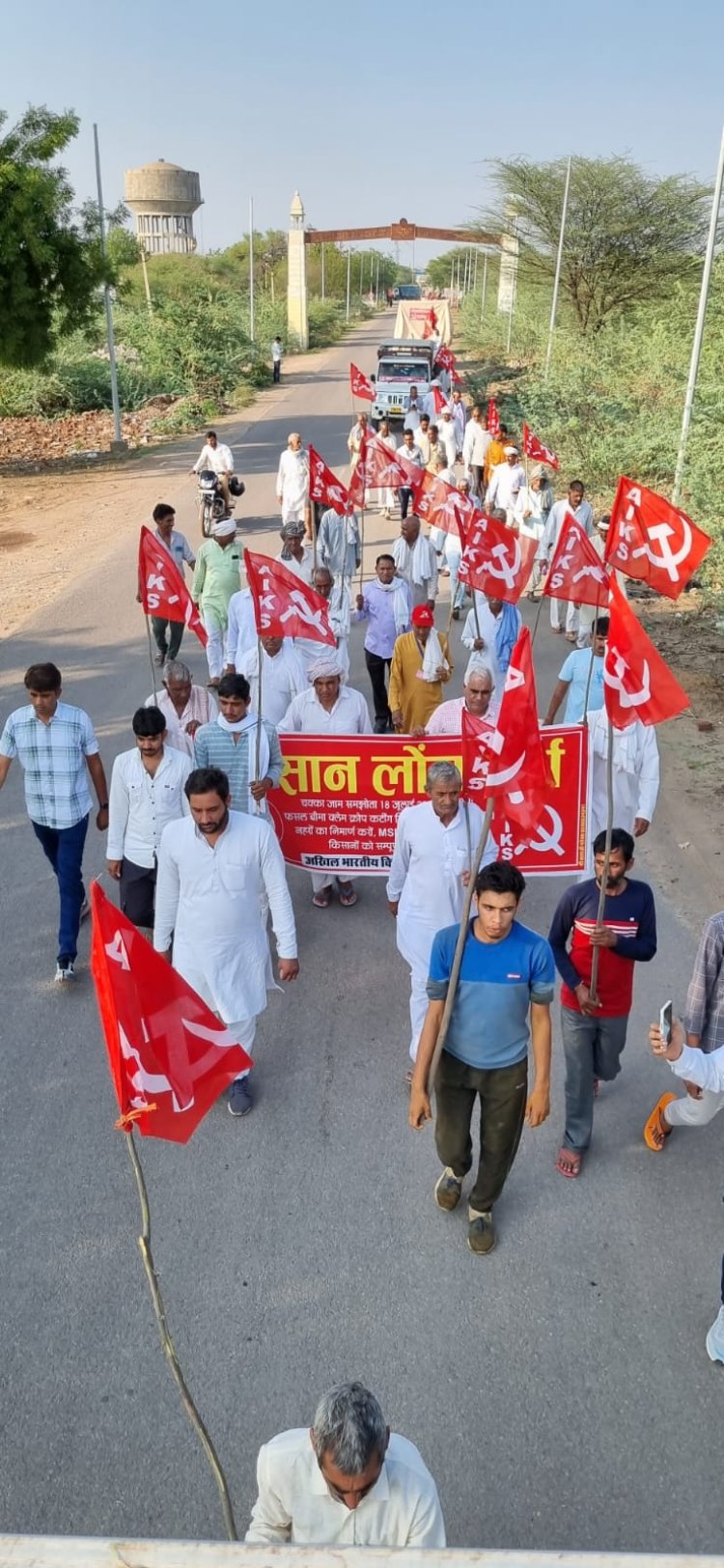 सादुलपुर राजगढ से किसान सभा और नौजवान सभा चूरू कलेक्ट्रेट घेराव को लेकर पैदल कूंच कर हुए रवाना 02 जून को चूरू जिला कलेक्ट्रेट का करेंगे घेराव