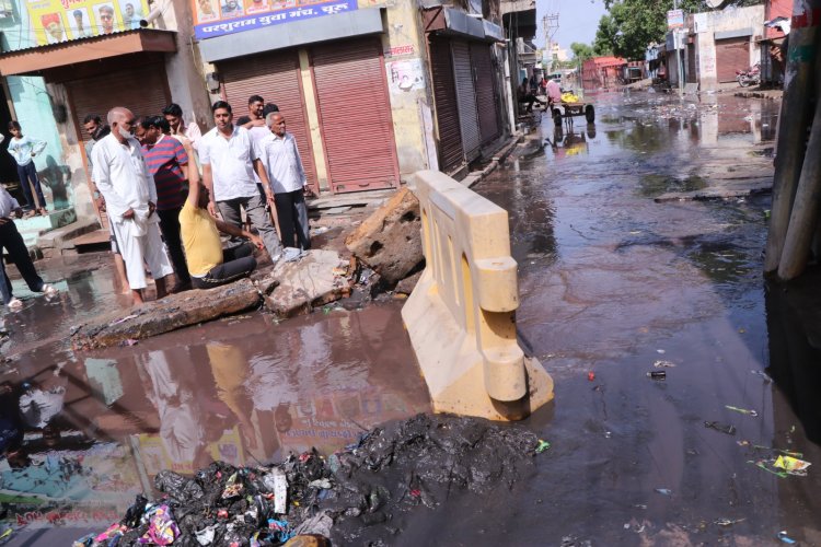 सुभाष चैक में गंदे पानी की निकासी की समस्या को लेकर भाजपा कार्यकर्ताओं ने दिया धरना कलक्टर को दिया ज्ञापन