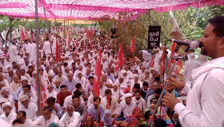 पद यात्रा करते हुए किसान पहुंचे चूरू, कलक्ट्रेट का घेराव कर किया विरोध प्रदर्शन कलक्ट्रेट के समक्ष की सभा, 