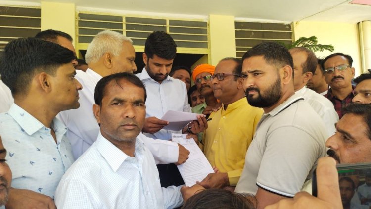 भाजपाइयों ने उपखंड अधिकारी को अतिक्रमण को लेकर सौंपा ज्ञापन*
