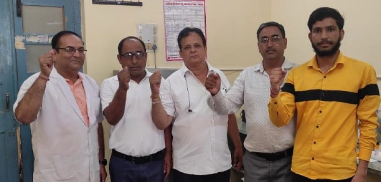 लैब टेक्नीशिन्स ने किया आंदोलन का आगाज, शाम को हुई वार्ता