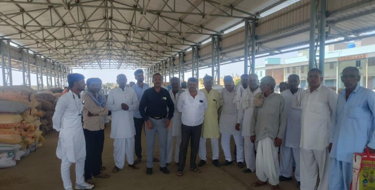 कृषि मंडी में खरीद केंद्र पर समिति अपने स्तर पर करवा रही हैं फसलों की तुलाई, समिति के चेयरमैन ने कहा तुलाई में किसानों के साथ नहीं होने देंगे भष्ट्राचार