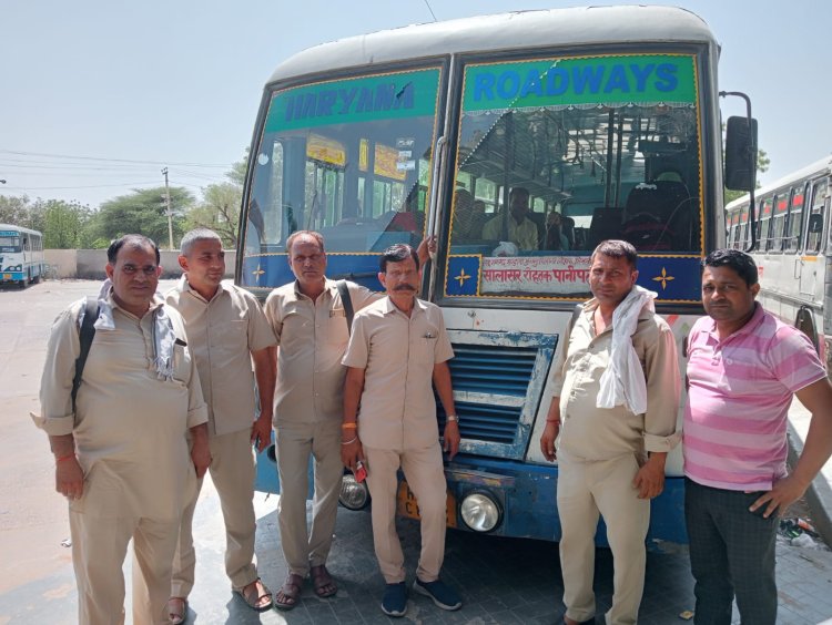 कस्बे के बस स्टेण्ड पर खड़ी हरियाणा रोडवेज बस डिपो के दो बसो के अज्ञात लोगो ने रात्रीकालीन मे शीशे तोड़े