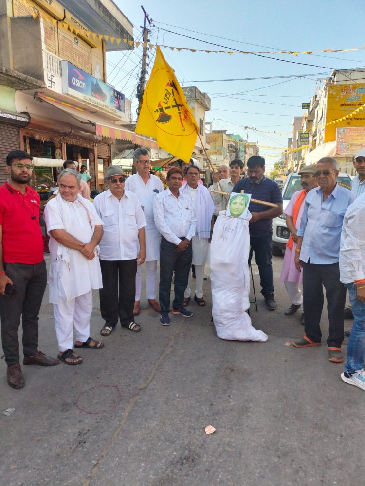 श्रीमाधोपुर के चौपड़ में पूर्व टी वी एंकर रवीश कुमार का पुतला जलाया विप्र सेना ने  विरोध प्रदर्शन कर अपमान नहीं सहने का दिया संदेश