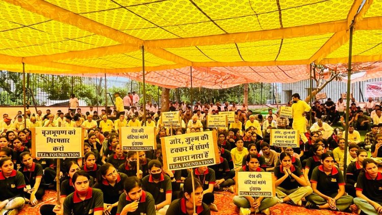 महिला पहलवानों को इंसाफ के लिए एकजुट हुआ सर्वसमाज, शहीद स्मारक पर दिया धरना; जताया आक्रोश