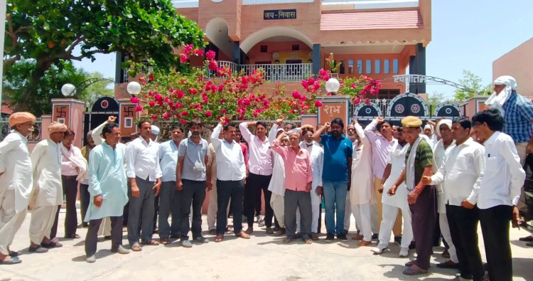 किसानों ने विधायक आवास पर किया प्रदर्शन, नहीं मिले विधायक