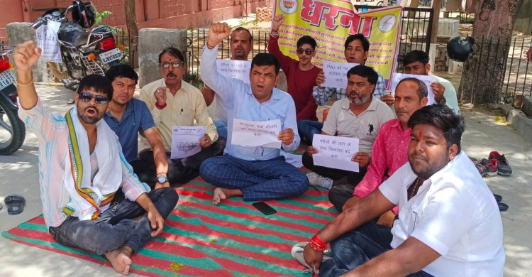 पीएमओ को हटाने की मांग को लेकर धरना