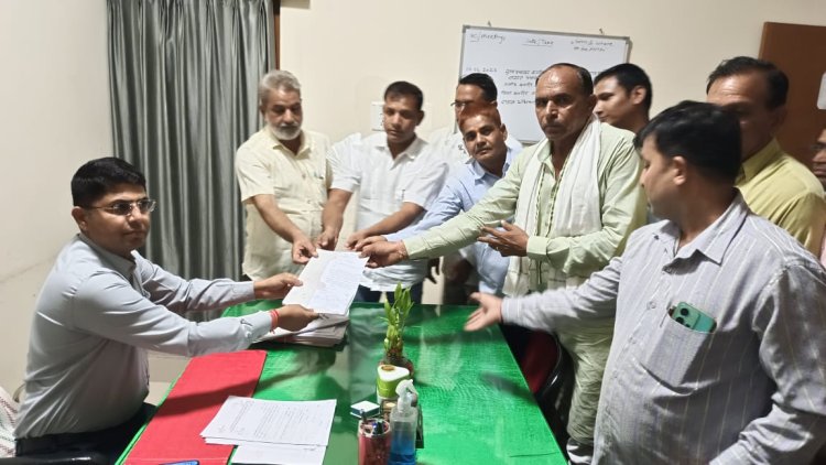 शिक्षकों ने बीएलओ कार्य मुक्त कराने को लेकर मुख्यमंत्री के नाम ज्ञापन सौंपा