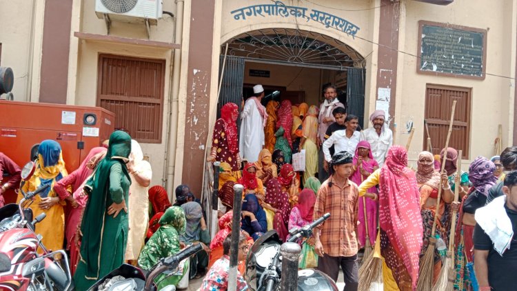3 महीनों से भुगतान नहीं मिलने पर महिला कर्मचारियों ने नगर परिषद के आगे किया प्रदर्शन, आयुक्त ने 3 दिन में भुगतान देने का दिया आश्वासन 