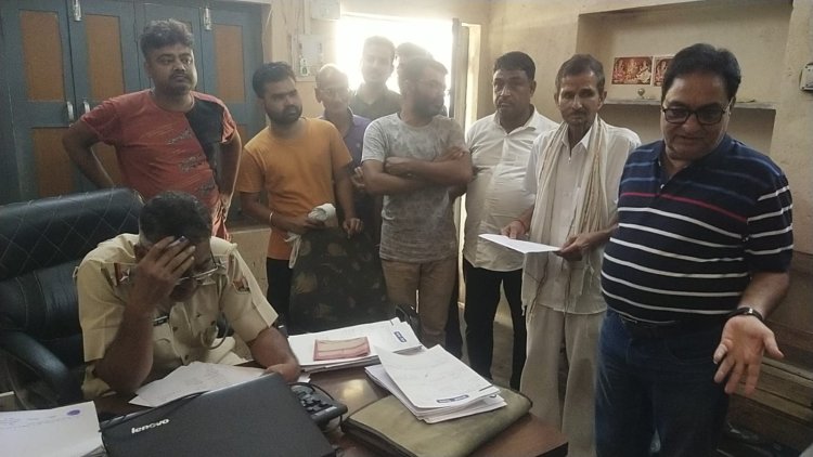 वार्ड 16 के लोगों ने एक जने के खिलाफ तंग परेशान व गाली गलौज करने के आरोप में पुलिस थाने में दी रिपोर्ट