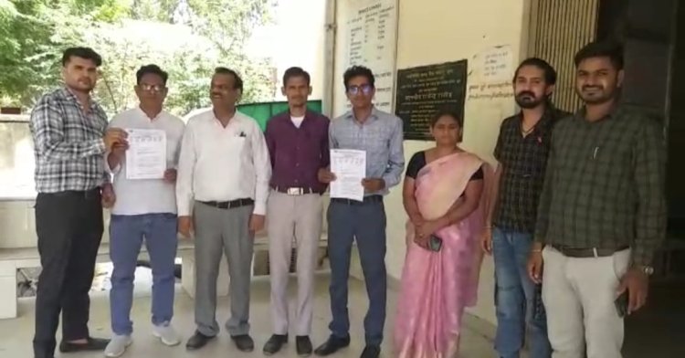 प्रयोगशाला सहायक कर्मचारी संघ के पदाधिकारियों ने किया विरोध प्रदर्शन