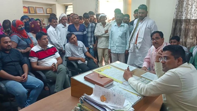 बिजली व पानी की समस्या को लेकर गोठया छोटी के ग्रामीण पूर्व विधायक न्यांगली के साथ बैठे धरने पर, 